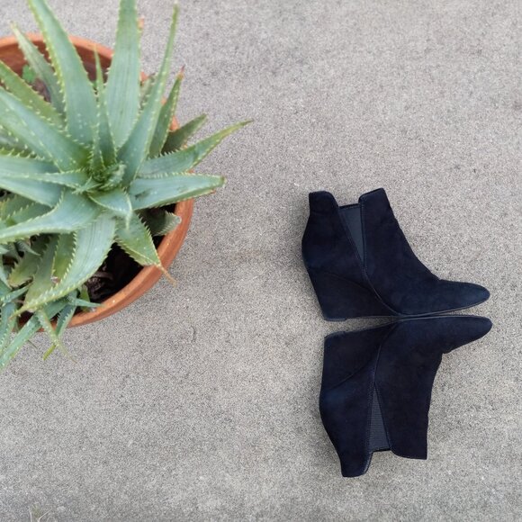Black Suede Wedge Booties Minimalist Capsule 90s Mod Retro 60s Goth Size 6 - Picture 1 of 16
